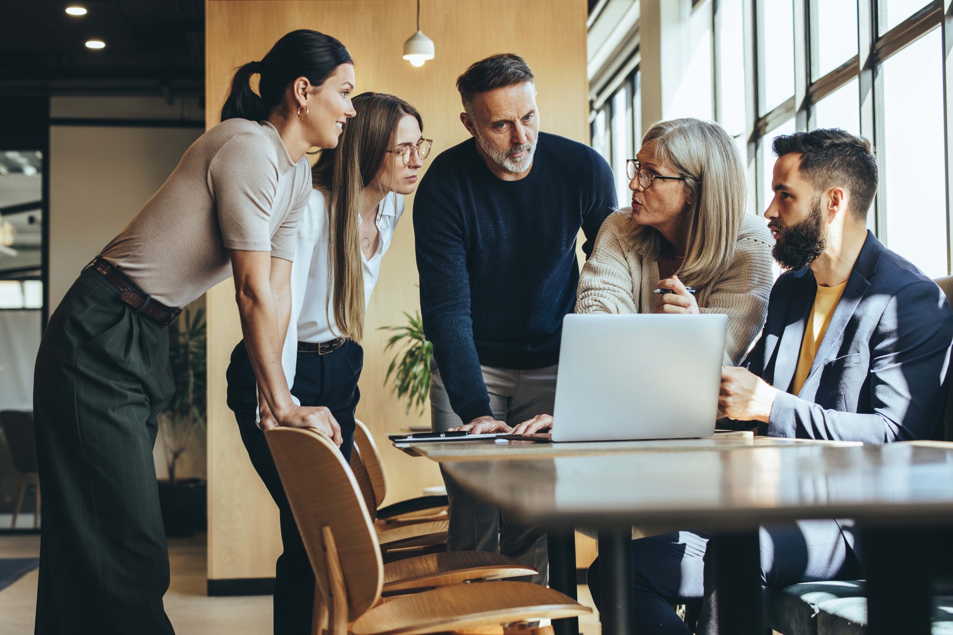 Equipo de trabajo colaborando en oficina moderna